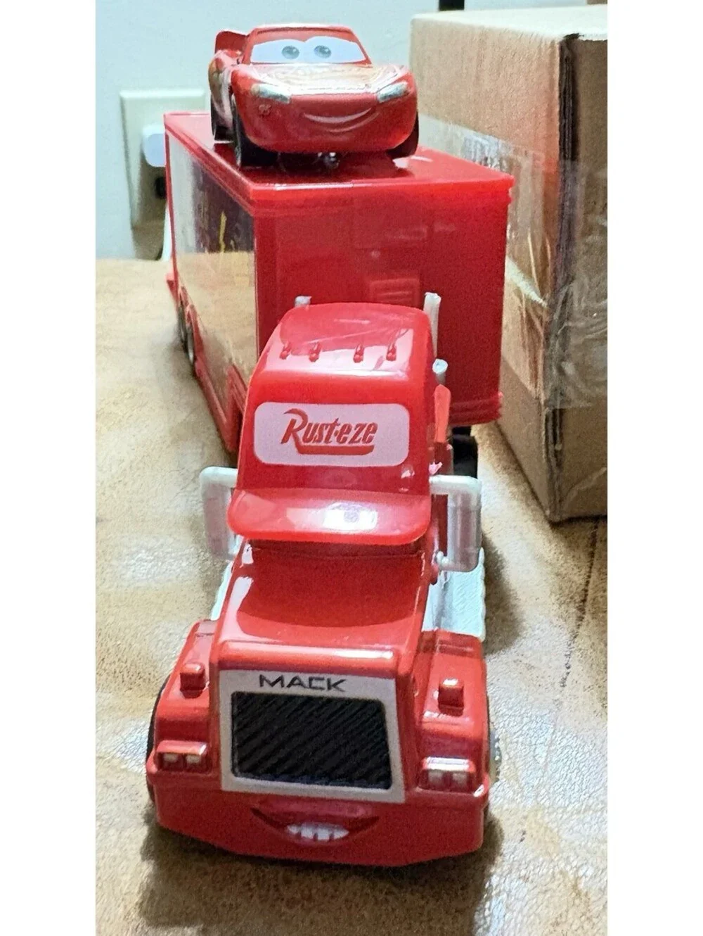 Disney Pixar Cars Mack Lightning McQueen's Hauler 1:55 Scale With Car